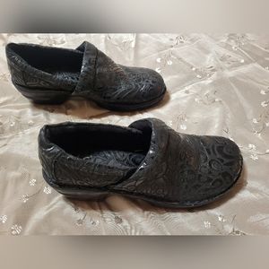 BLACK ⚫️ TOOLED CLOGS